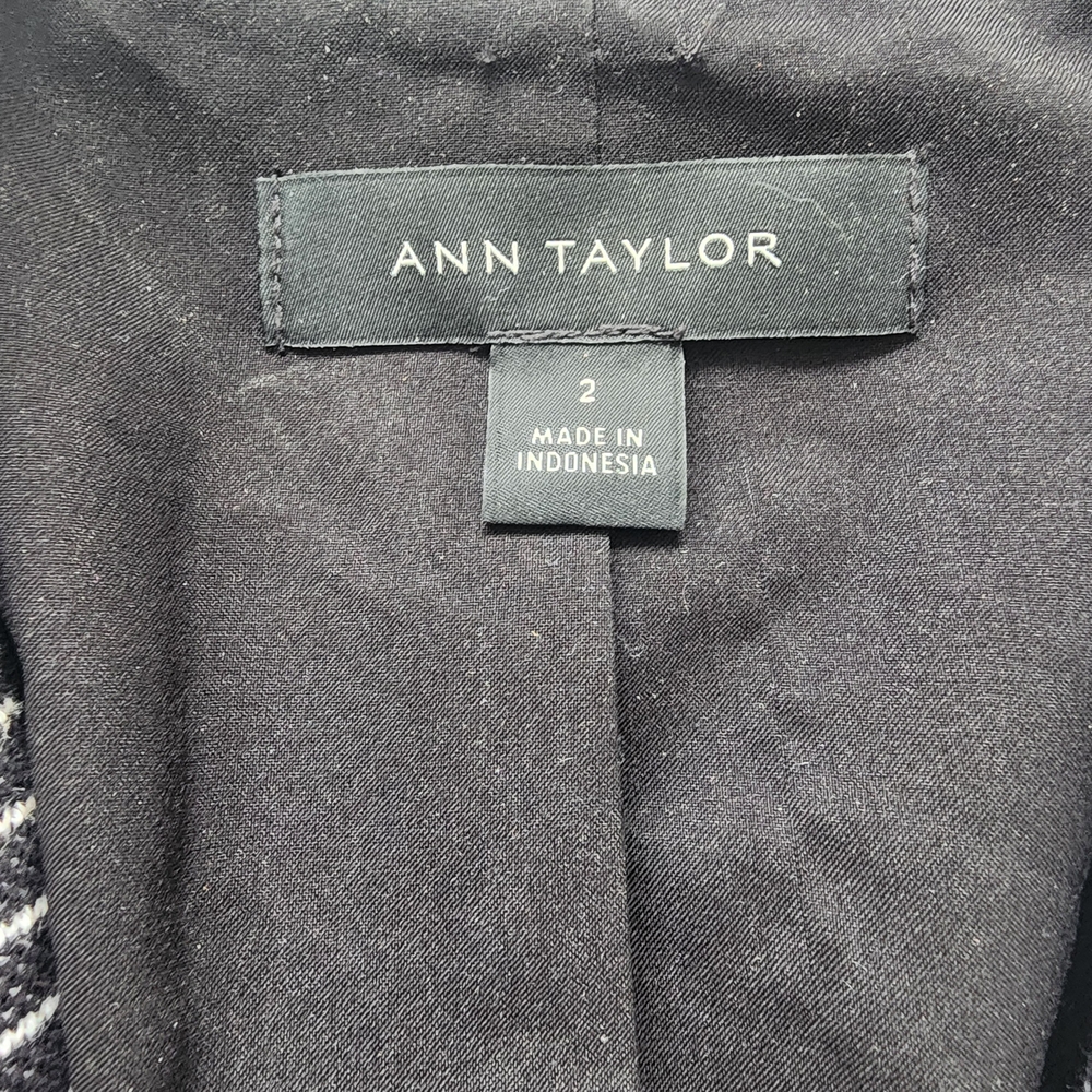NWOT Ann Taylor Size 2 Black White Striped Blazer with Pearl Buttons - Picture 3 of 9
